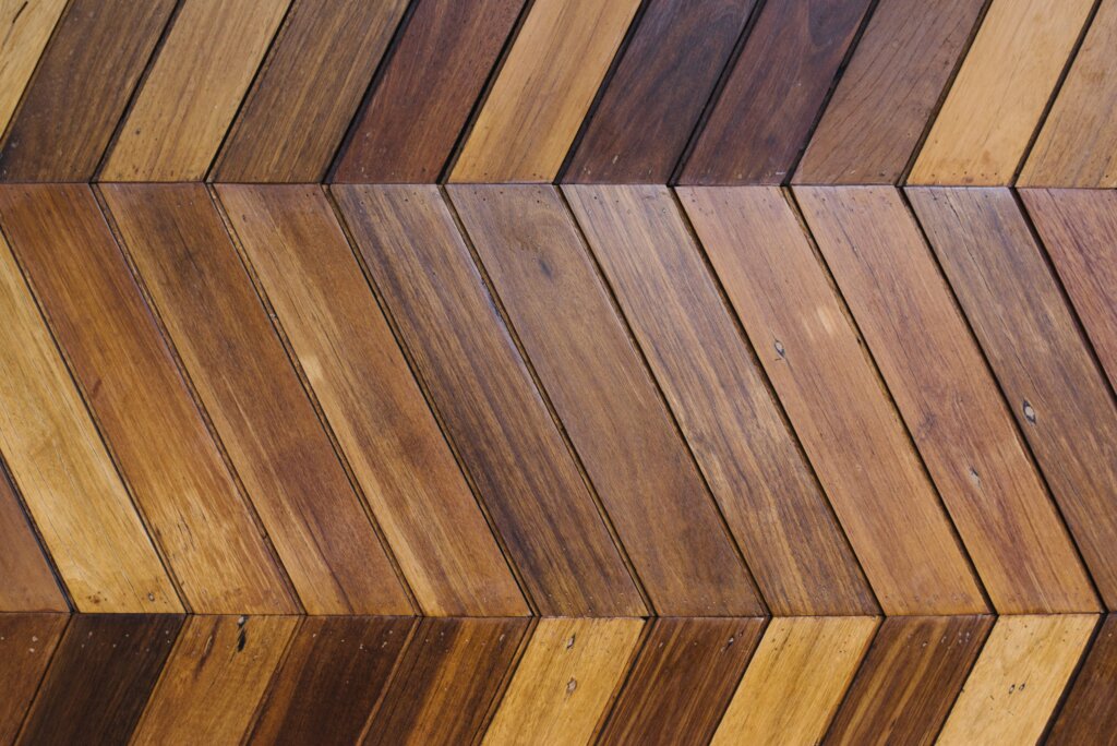 the-pros-and-cons-of-hardwood-vs-laminate-flooring